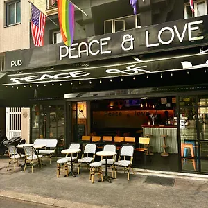 Хостел Peace &, Париж